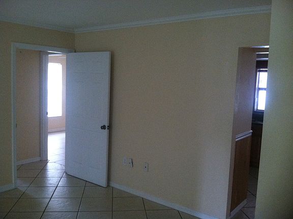4th image of 1027 SE 17th Pl