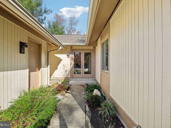 4th image of 19536 Desmet Pl