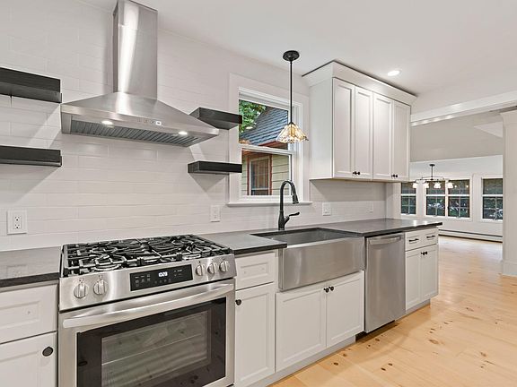 4th image of 24 E Carver St