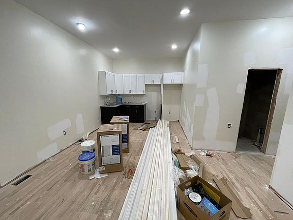 2nd image of 326 Bloomfield Ave #2