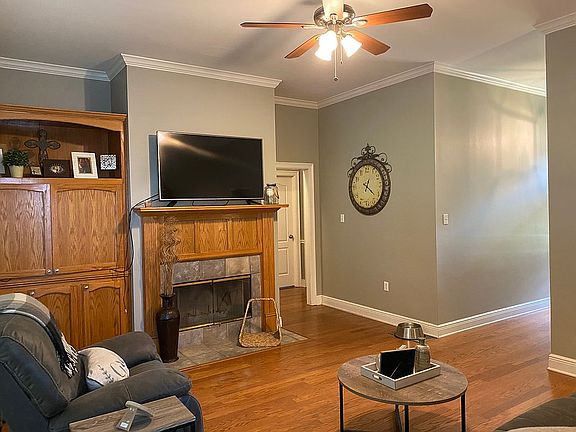 3rd image of 8097 Versailles Ave