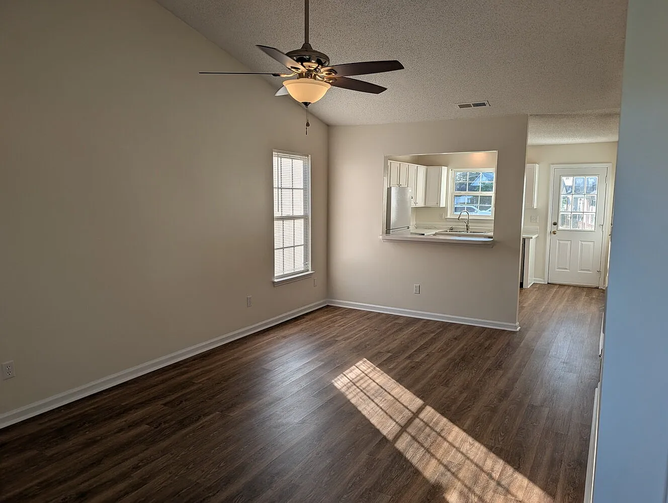 2 bed, 2.0 bath, 882 sqft, $1,240 — Photo 3