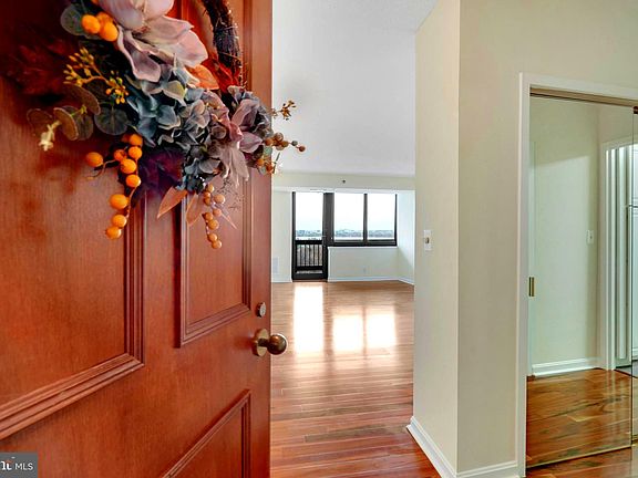 3rd image of 1805 Crystal Dr APT 910S