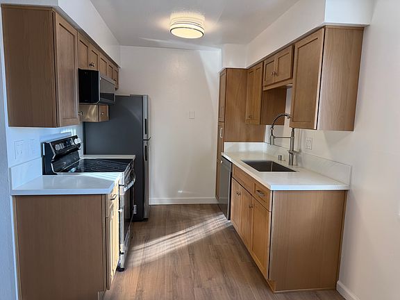 3rd image of 4746 W Point Loma Blvd #11