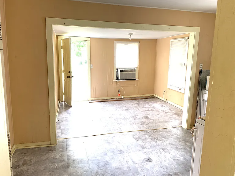 406 E Devers Ave — Photo 4