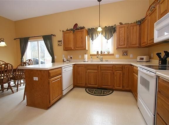 3rd image of 1025 Carriage Dr