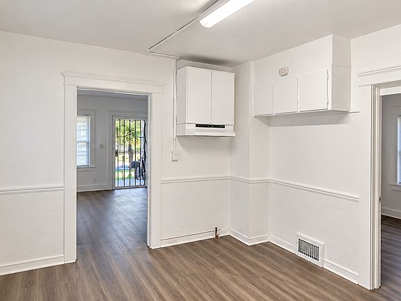 5th image of 9522 Dunlap Ave
