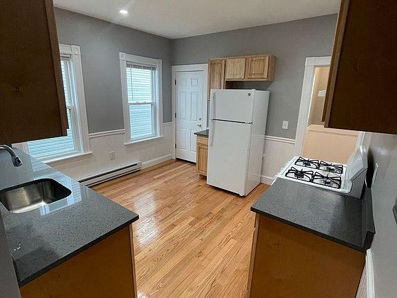 4th image of 12 Leslie St Unit 3