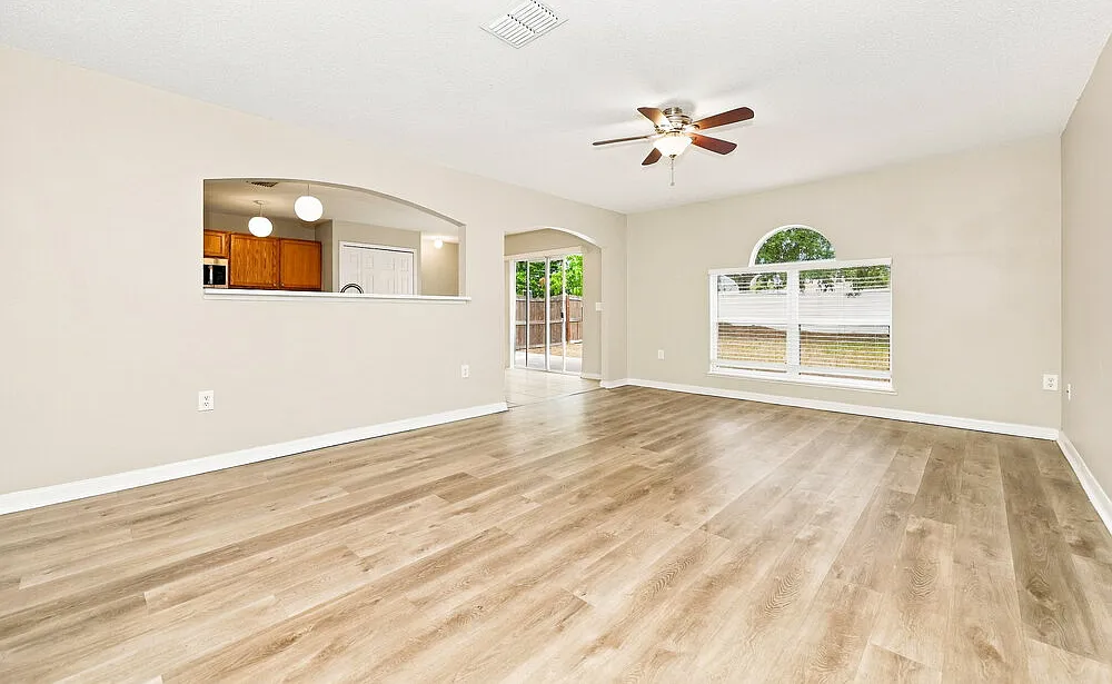 4 bed, 2.5 bath, 1926 sqft, $2,075 — Photo 4