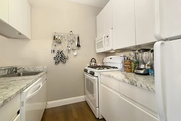 Rented by VESNA REALTY | media 7