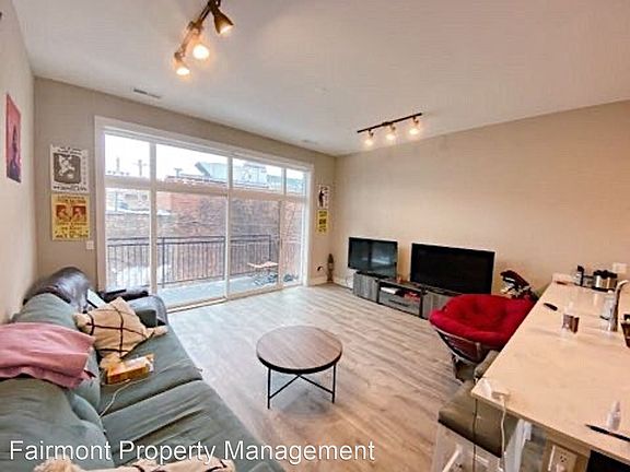 3rd image of 933 W Belle Plaine Ave Unit 202