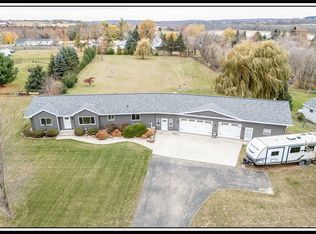 N1613 Erdine Ln, Hortonville, WI 54944