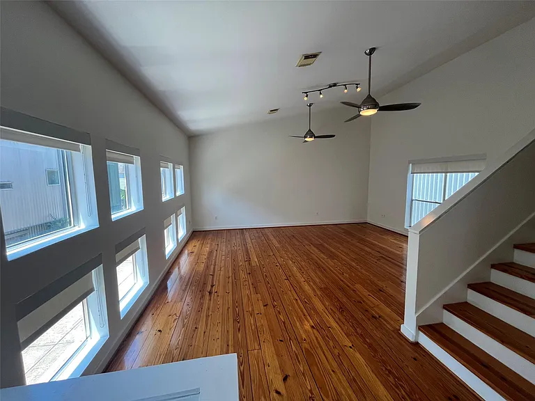 1315 Buckner St — Photo 3
