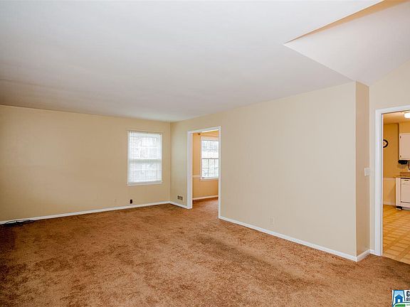 5th image of 940 Shades Glen Dr
