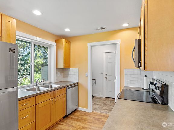 3rd image of 109 Olympic Avenue