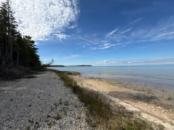 35 N Lakeshore Dr, Pointe Aux Pins, MI 49775