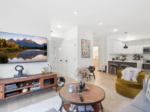 101-105 Condor St #304, Boston, MA 02128