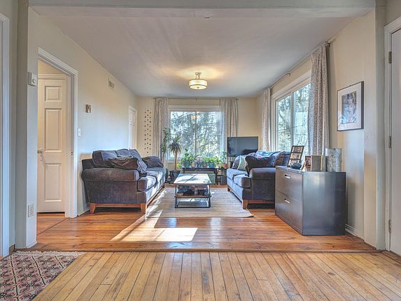5th image of 110 Orchard View Ln