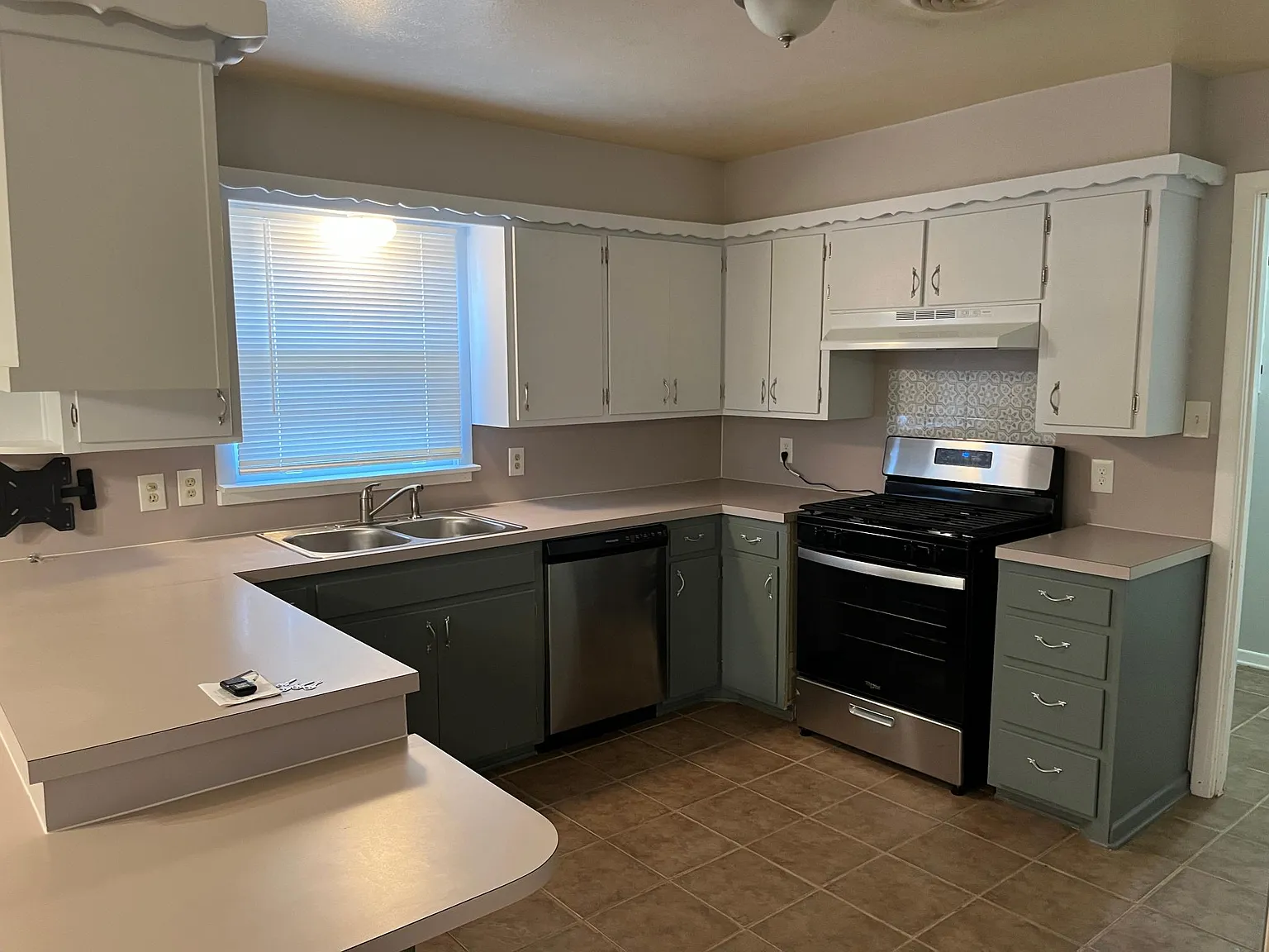 4 bed, 1918 sqft, $2,200 — Photo 4