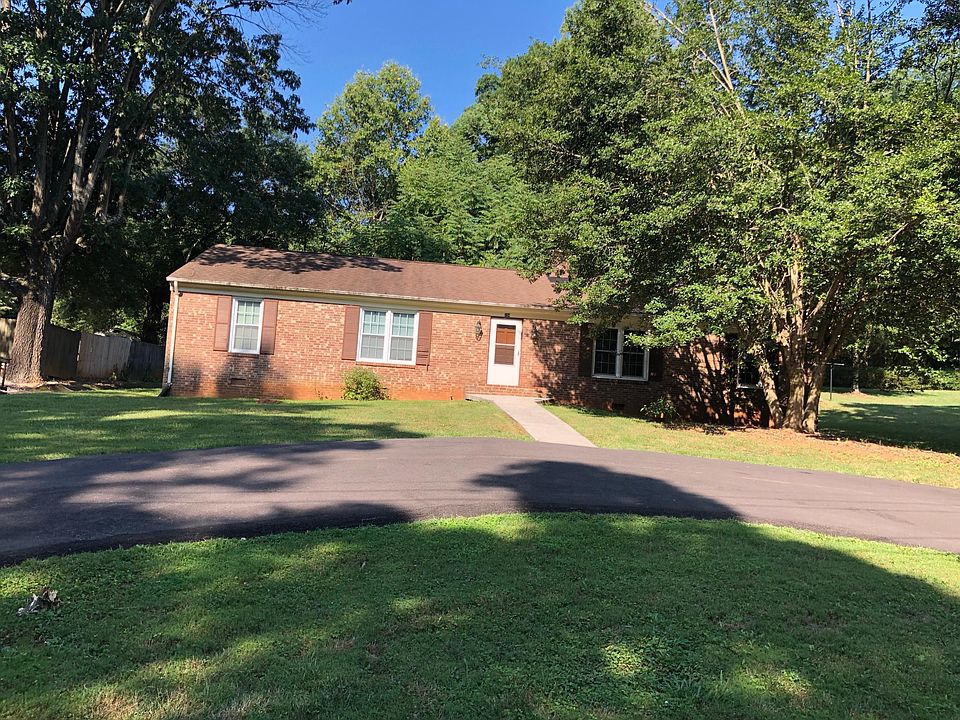 1st image of 104 Seven Oaks Dr