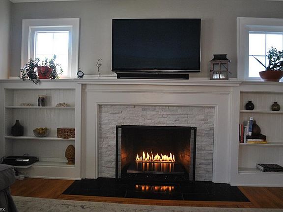 4th image of 1574 Chesterland Ave