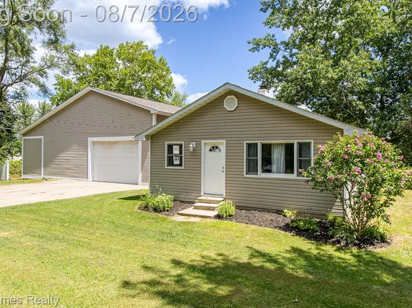 2411 Dean Dr, Highland, MI 48356