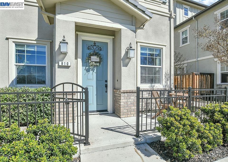 1st image of 810 Queen Palm Ln