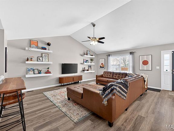 4th image of 1005 Park Charles Blvd S