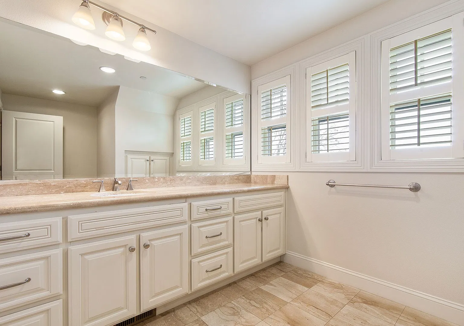 Elegant Two-Story Residence at The Woodmark, Downtown Palo Alto — Photo 1