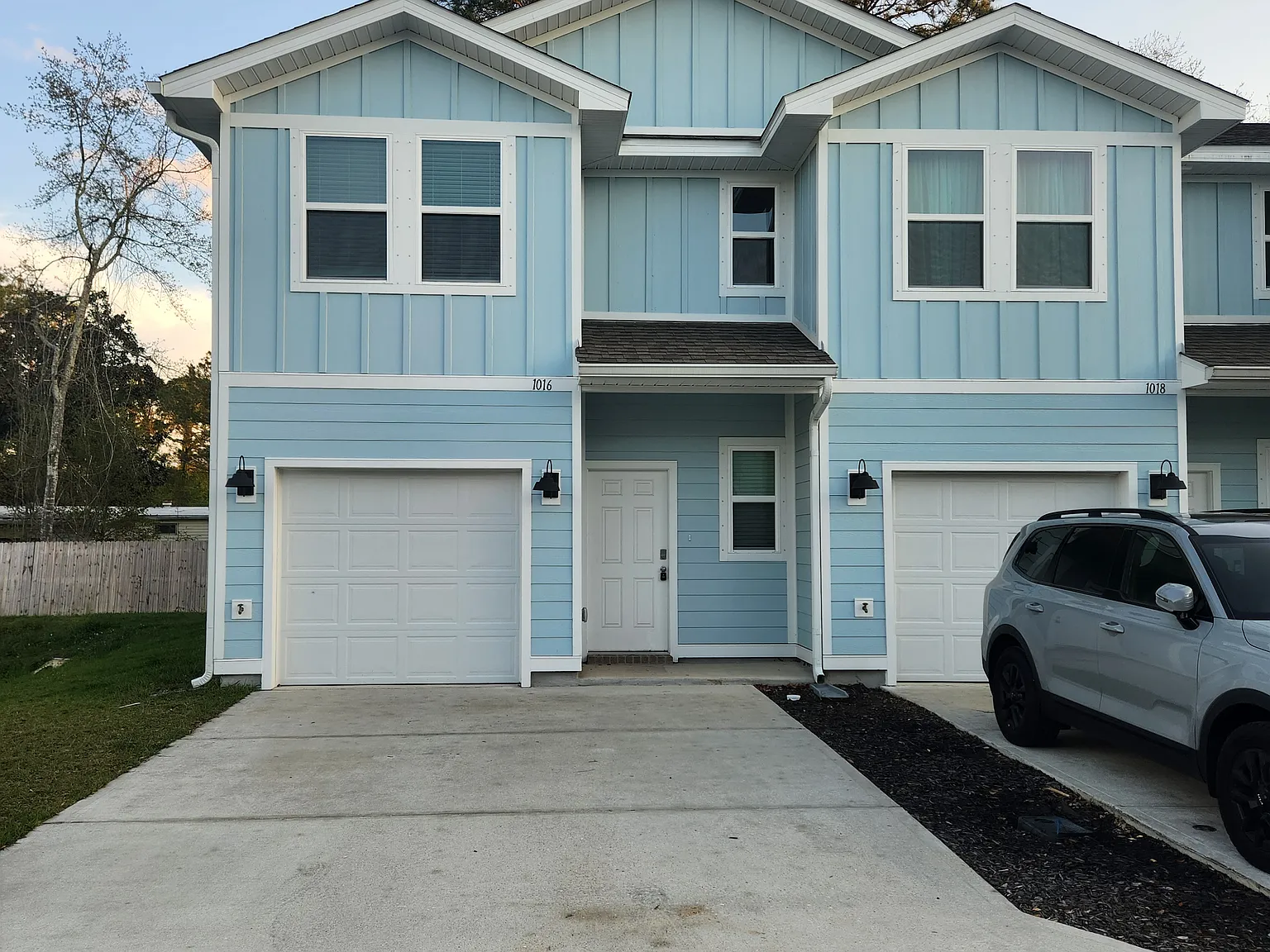 3 Bed/ 2.5 Ba End Unit Townhome with 1 Car Garage — Photo 1