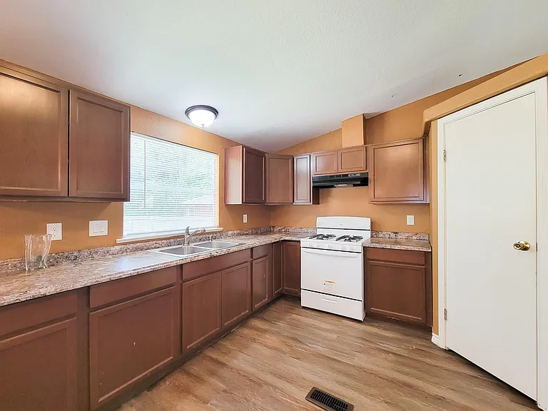 20284 Forest Woods Ln — Photo 11