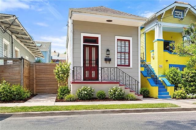1st image of 906 Marigny St