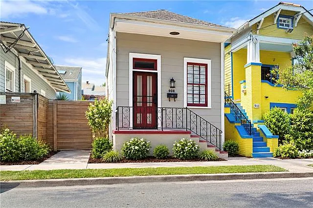 906 Marigny St