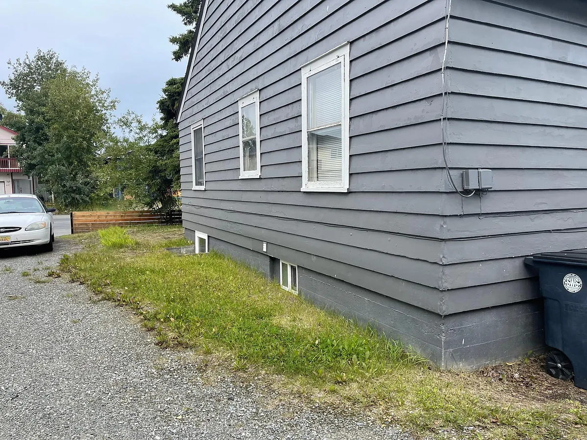 Building Photo - 842 E 12th Ave