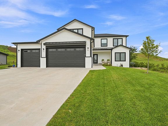 2nd image of 3914 Travers Cir