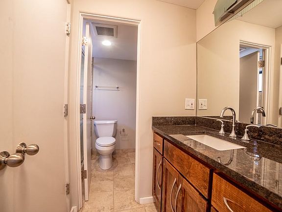 3rd image of 4821 Roanoke Pkwy #1