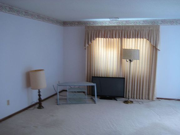 5th image of 4633 Woodland Ave Unit 2