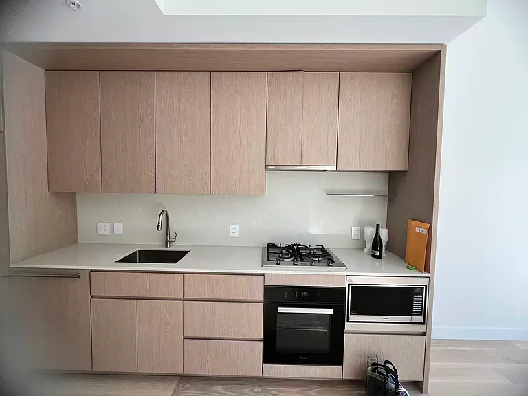 5212 Cambie St #1XX — Photo 5