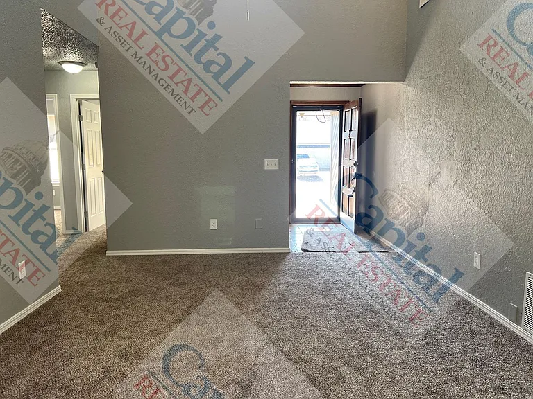 1013 W Gladys Way — Photo 4
