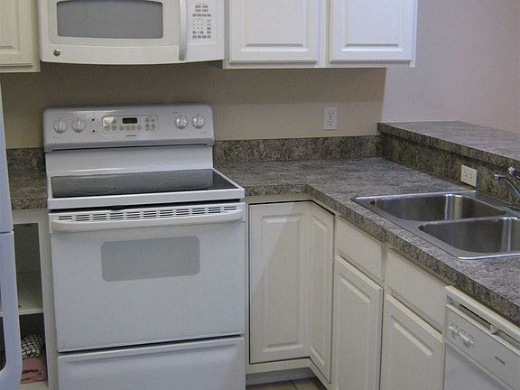 3rd image of 09495 Summerhouse Dr APT 13