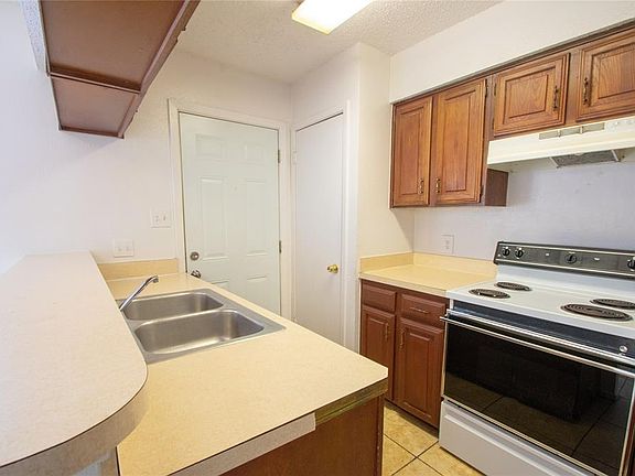 4th image of 1129 Highbush Dr