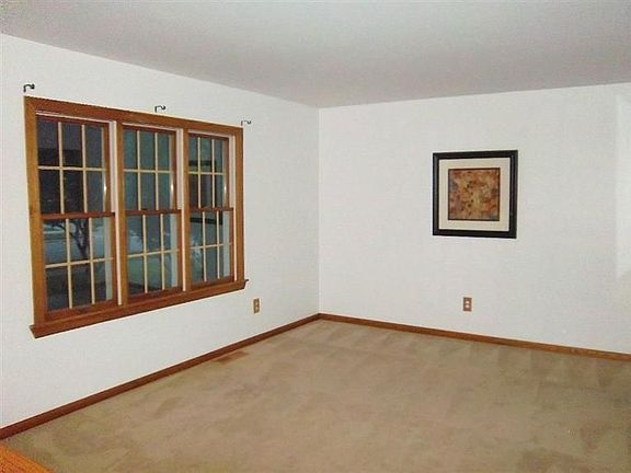 3rd image of 1061 Louise St