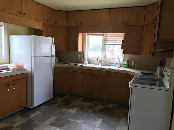 Kitchen (newer fridge and stove)
