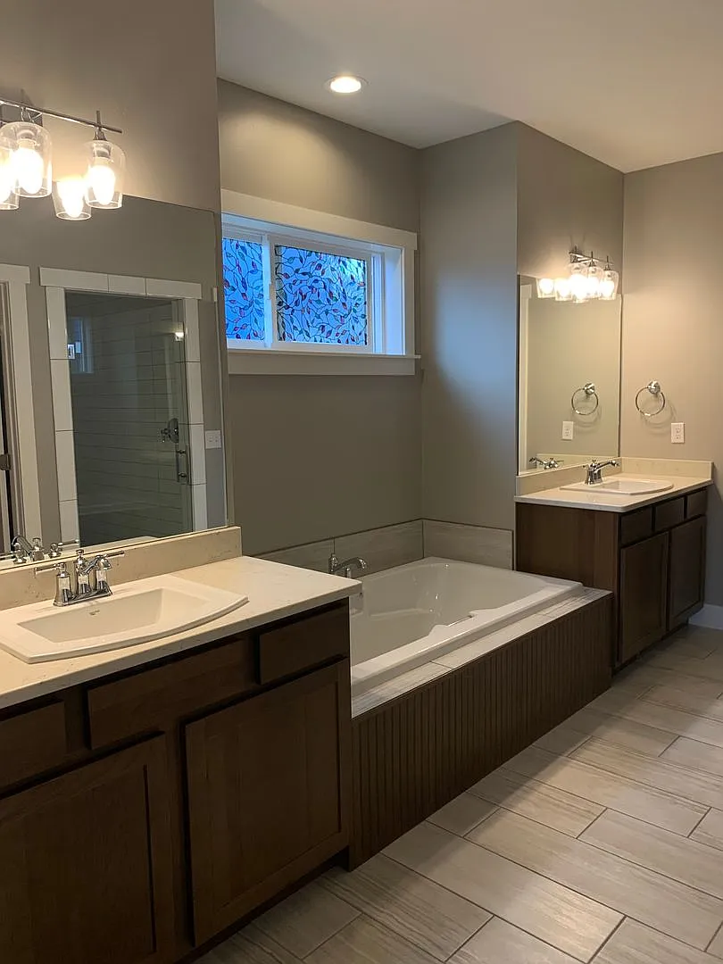 572 N Laurel Parkway — Photo 4