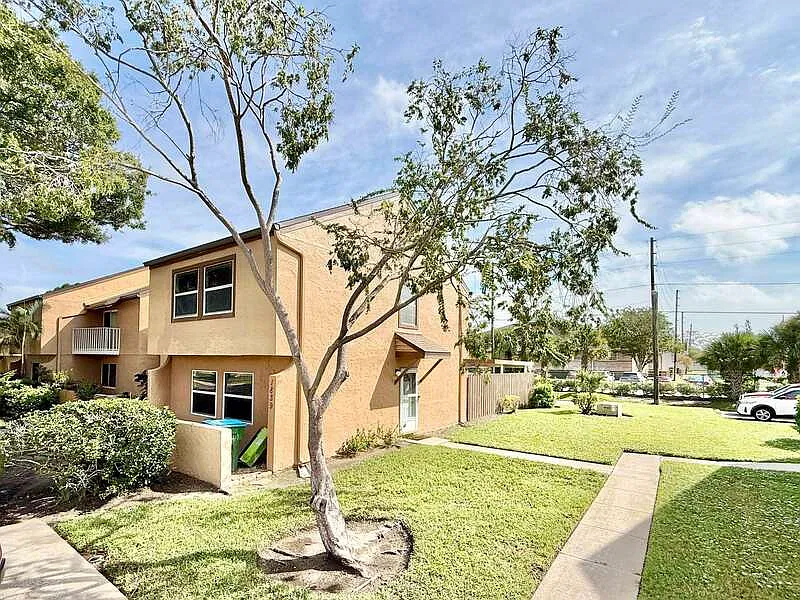 3 bed, 2.0 bath, 1182 sqft, $2,050 — Photo 3