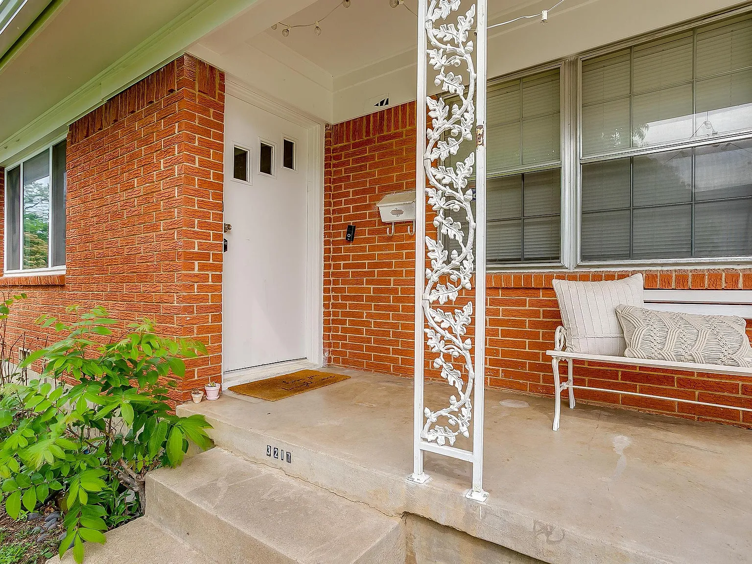 5 bed, 2256 sqft, $4,950 — Photo 3