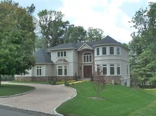 17 White Oak Dr, North Caldwell, NJ 07006