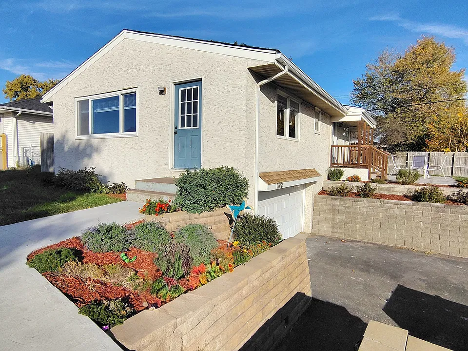 1900 Mendelssohn Ave N