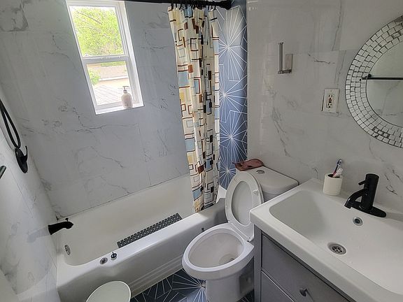 4th image of 1120 Quebec St