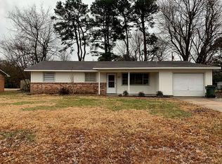 933 W Bel Air Dr, Fayetteville, AR 72703